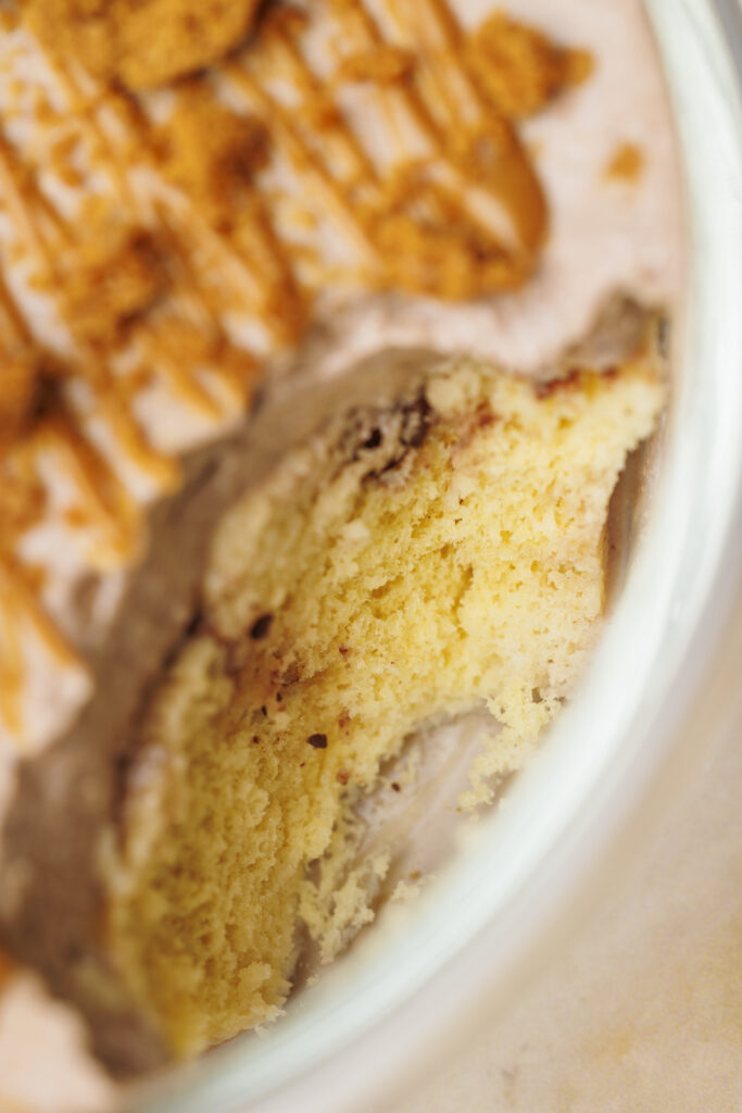 Nahaufnahme vom Teig der Schoko-Biscoff Protein-Kuchen-Bowl.
