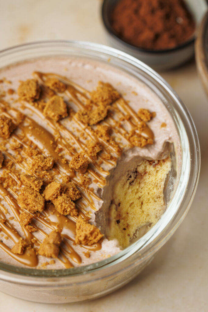 Nahaufnahme von Schoko-Biscoff Protein-Kuchen-Bowl mit knusprigen Biscoff-Keksen und Biscoff-Creme als Toppings.