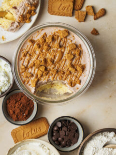 Mealprep-Frühstück: Schoko-Biscoff Protein-Kuchen-Bowl mit Biscoff-Kekse und Biscoff-Creme als Toppings.