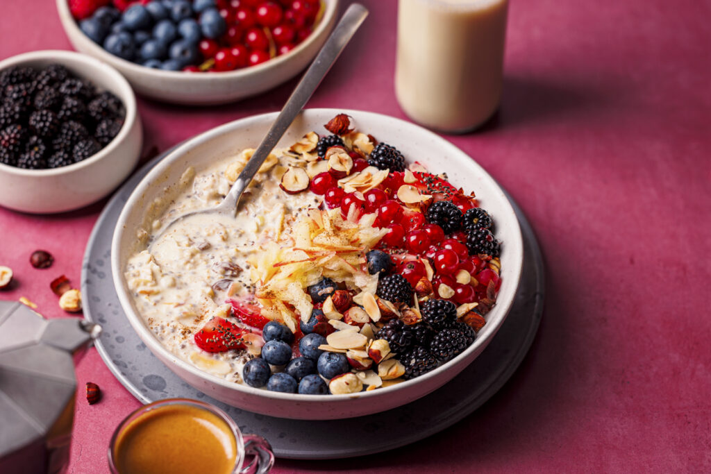 Bircher-Protein-Müsli mit Beeren und gerösteten Nüssen.