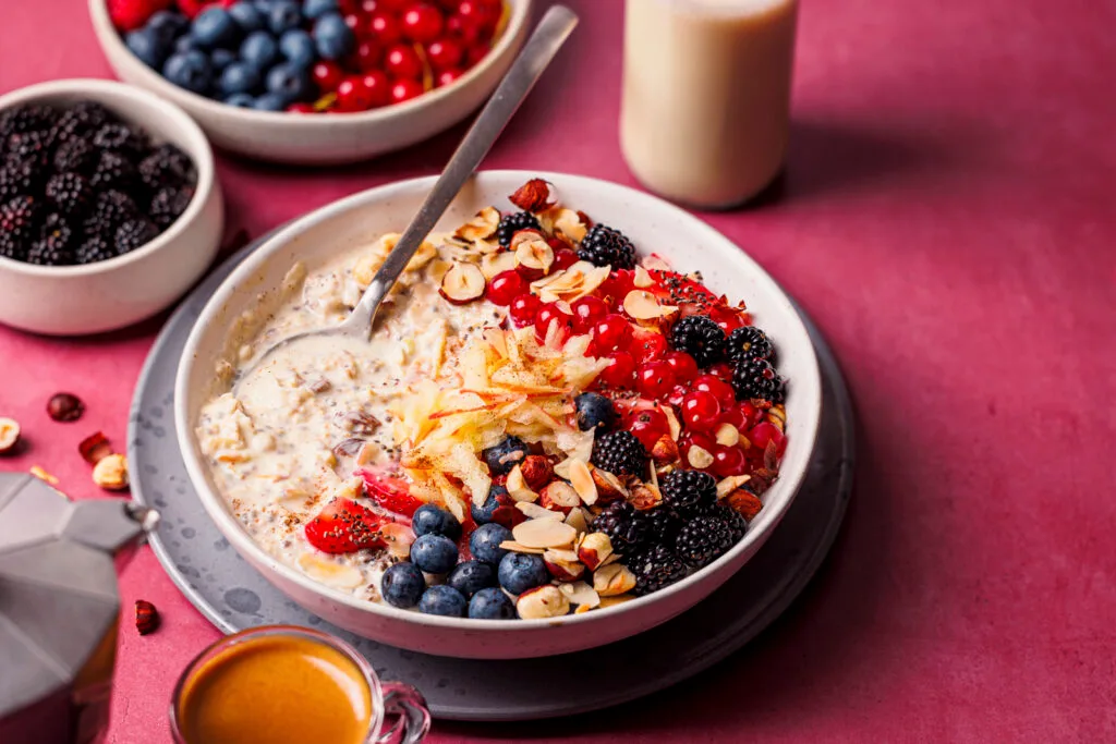Bircher-Protein-Müsli mit Beeren und gerösteten Nüssen.