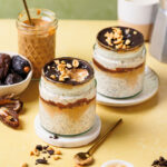 Snickers Overnight Oats mit Dattel-Karamell und Schokoschicht.