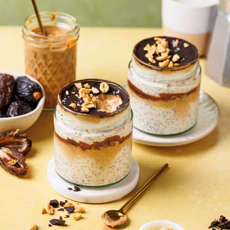 Snickers Overnight Oats mit Dattel-Karamell und Schokoschicht.