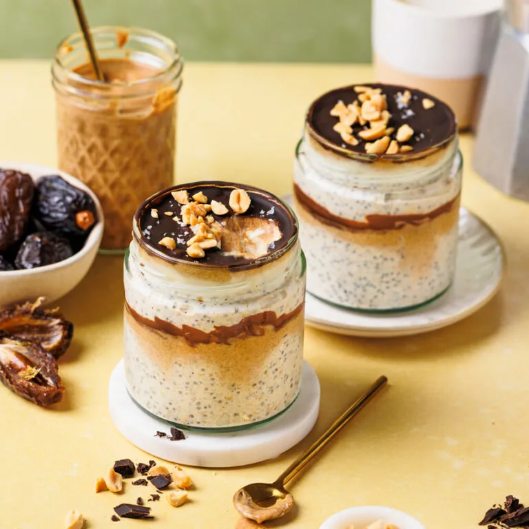 Snickers Overnight Oats mit Dattel-Karamell und Schokoschicht.