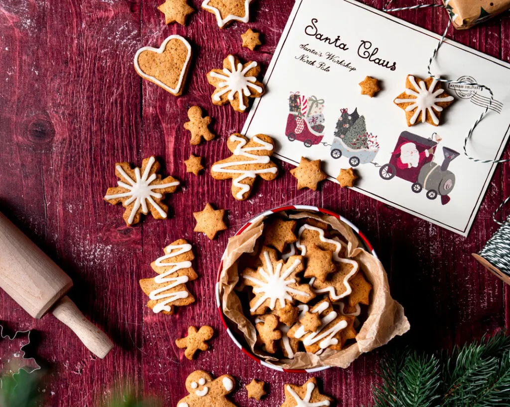 In verschiedenen Formen ausgestochene Lebkuchen mit Zuckerglasur verziert.