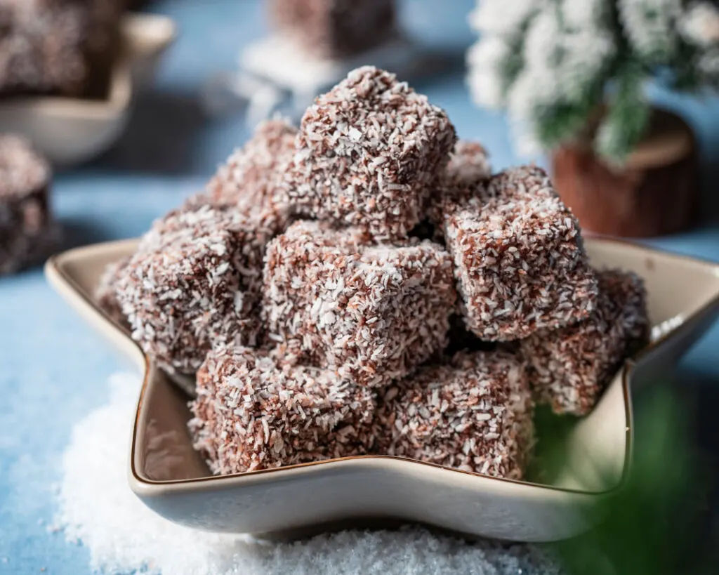 Saftige Kokoswürfel für die Vorweihnachtszeit.