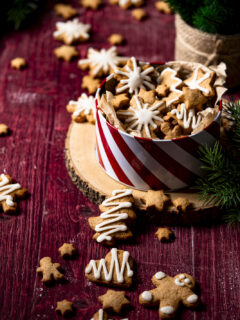 Keksdose mit verzierten Honiglebkuchen.