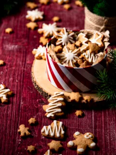 Keksdose mit verzierten Honiglebkuchen.