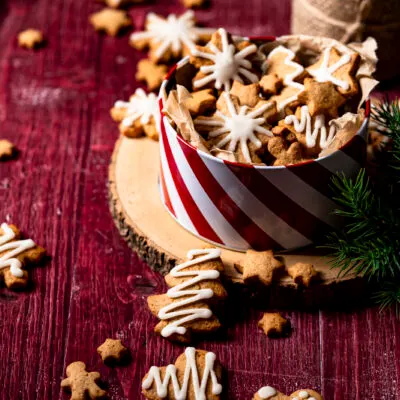 Keksdose mit verzierten Honiglebkuchen.