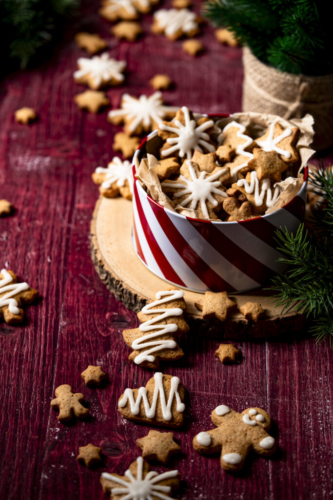 Keksdose mit verzierten Honiglebkuchen.