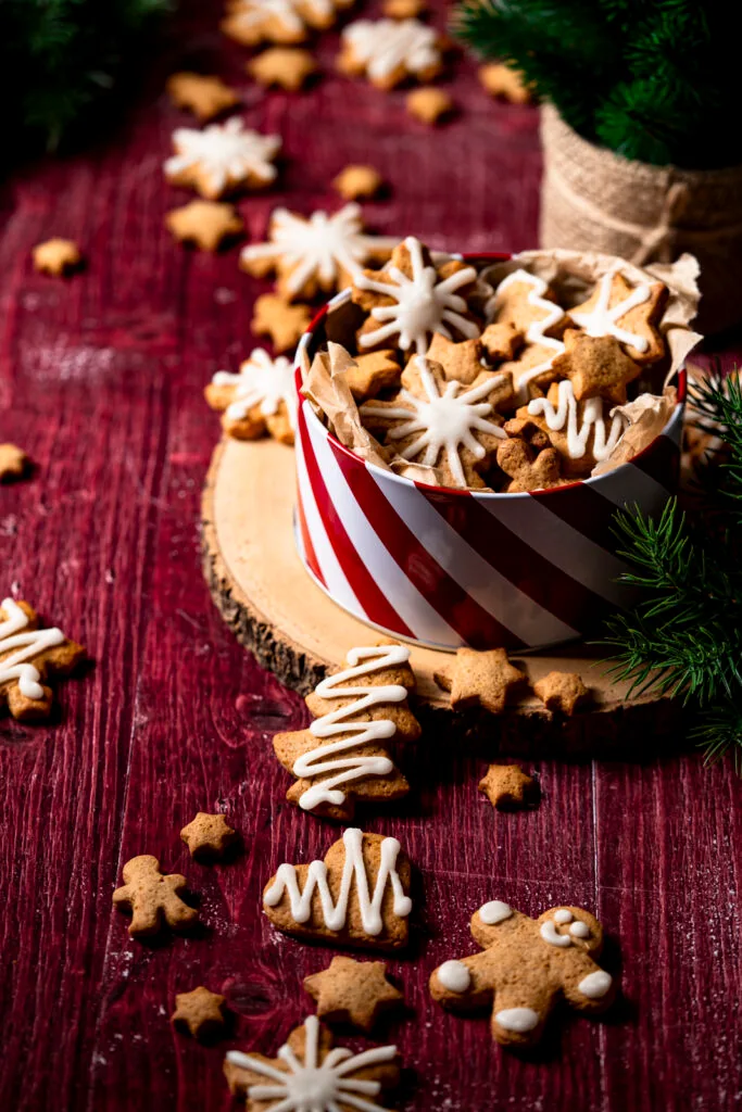 Keksdose mit verzierten Honiglebkuchen.