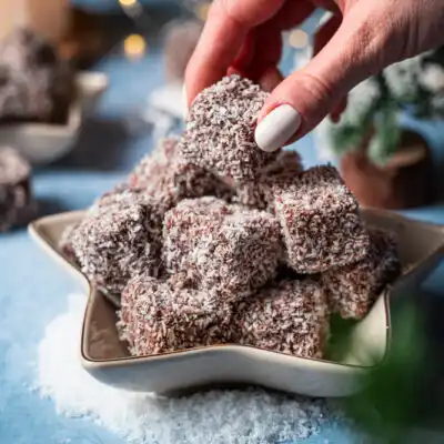 Raunigel in einer sternförmigen Schale. Hand nimmt den obersten Würfel weg.