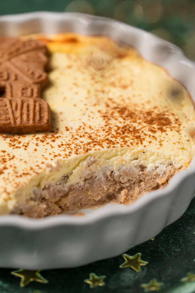 Saftige Baked Oats mit Spekulatius und cremiger Cheesecake-Schicht.