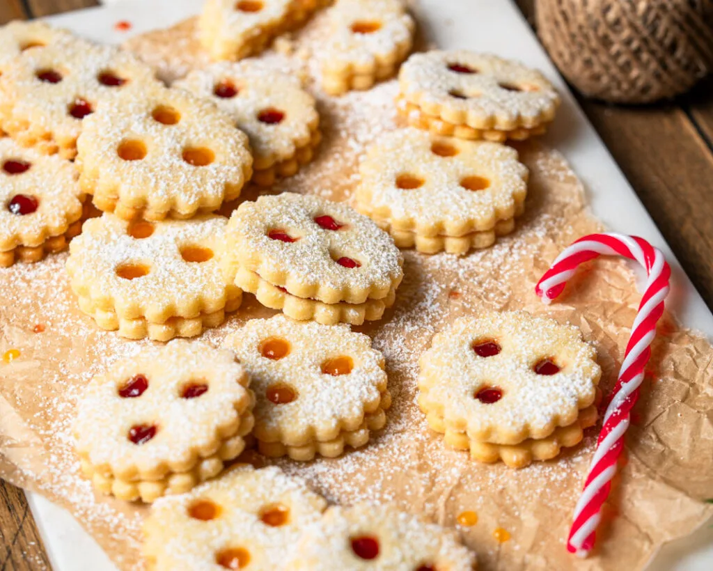 Feine Linzer Kekse, auch genannt Linzer Augen oder einfach nur Linzer.