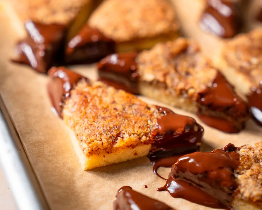 Nussecken sind dicker als andere Weihnachtskekse und auch besonders saftig. Die Geheimzutat im Nussecken Rezept ist Marillenmarmelade.