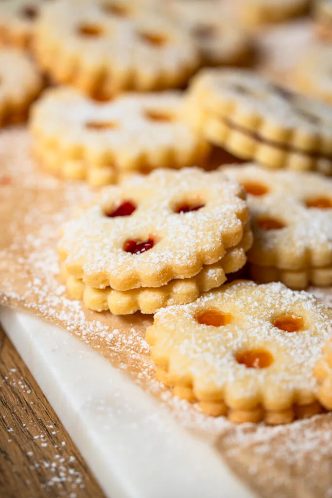 Nahaufnahme von m&uuml;rben Linzer Keksen mit Puderzucker.