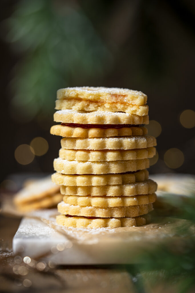 Ein Stapel aus sechs Linzer Keksen in Frontalansicht (Nahaufnahme).