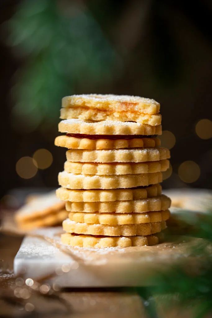 Ein Stapel aus sechs Linzer Keksen in Frontalansicht (Nahaufnahme).