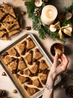 Mit dunkler Schokolade an den Spitzen schmecken die einfachen Nussecken besonders k&ouml;stlich.
