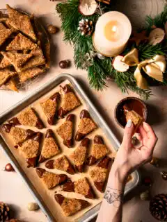 Mit dunkler Schokolade an den Spitzen schmecken die einfachen Nussecken besonders köstlich.