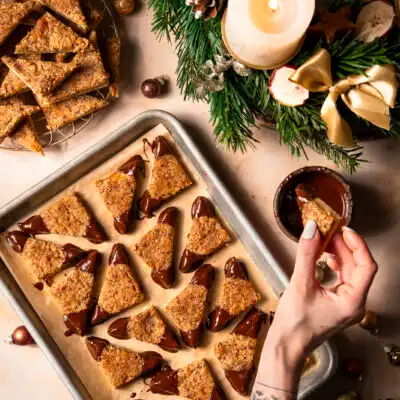 Mit dunkler Schokolade an den Spitzen schmecken die einfachen Nussecken besonders k&ouml;stlich.
