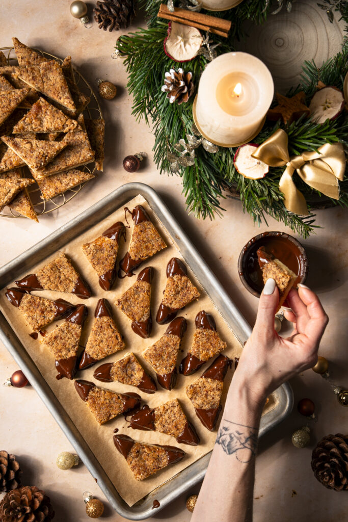 Mit dunkler Schokolade an den Spitzen schmecken die einfachen Nussecken besonders k&ouml;stlich.