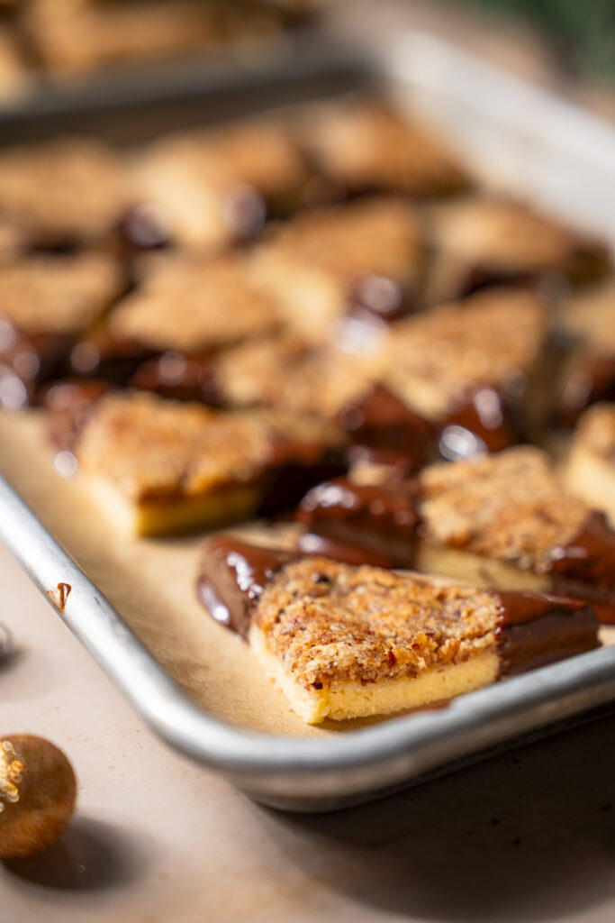 Nussecken bestehen aus einer Schicht M&uuml;rbteig und einer Nussschicht.