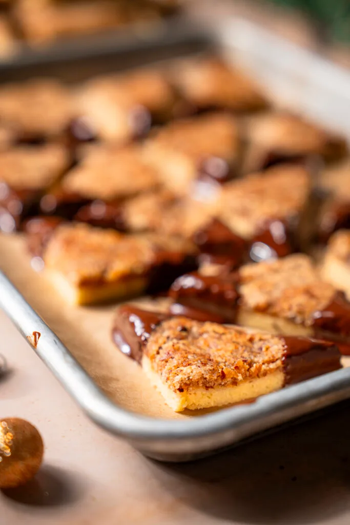 Nussecken bestehen aus einer Schicht M&uuml;rbteig und einer Nussschicht.