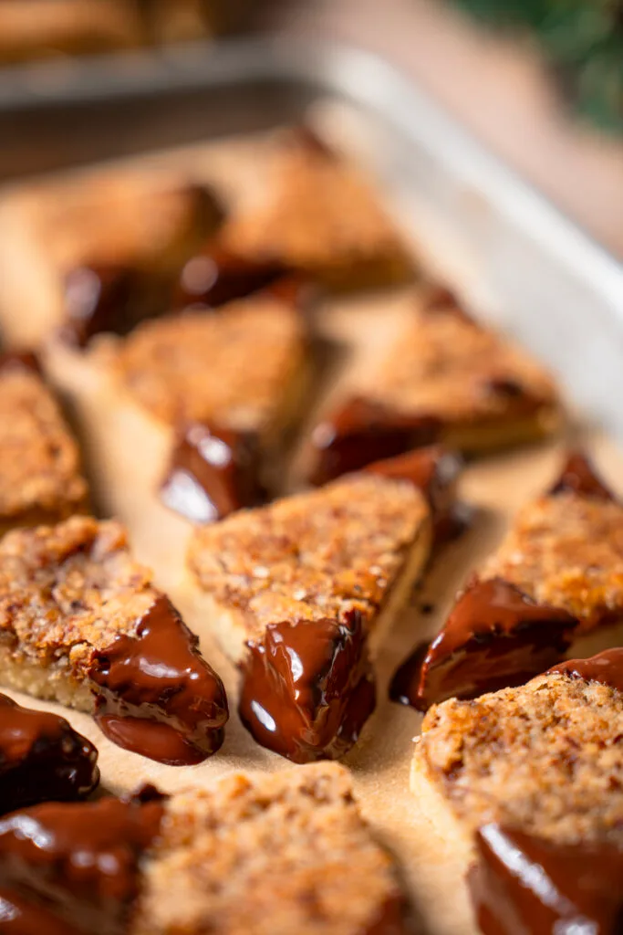 Saftige Nussecken z&auml;hlen zu den Klassiker unter den Weihnachtskeksen in &Ouml;sterreich.