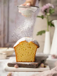 Joghurtkuchen wird mit Staubzucker bestreut.