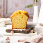 Frontalansicht auf saftigen Joghurtkuchen.